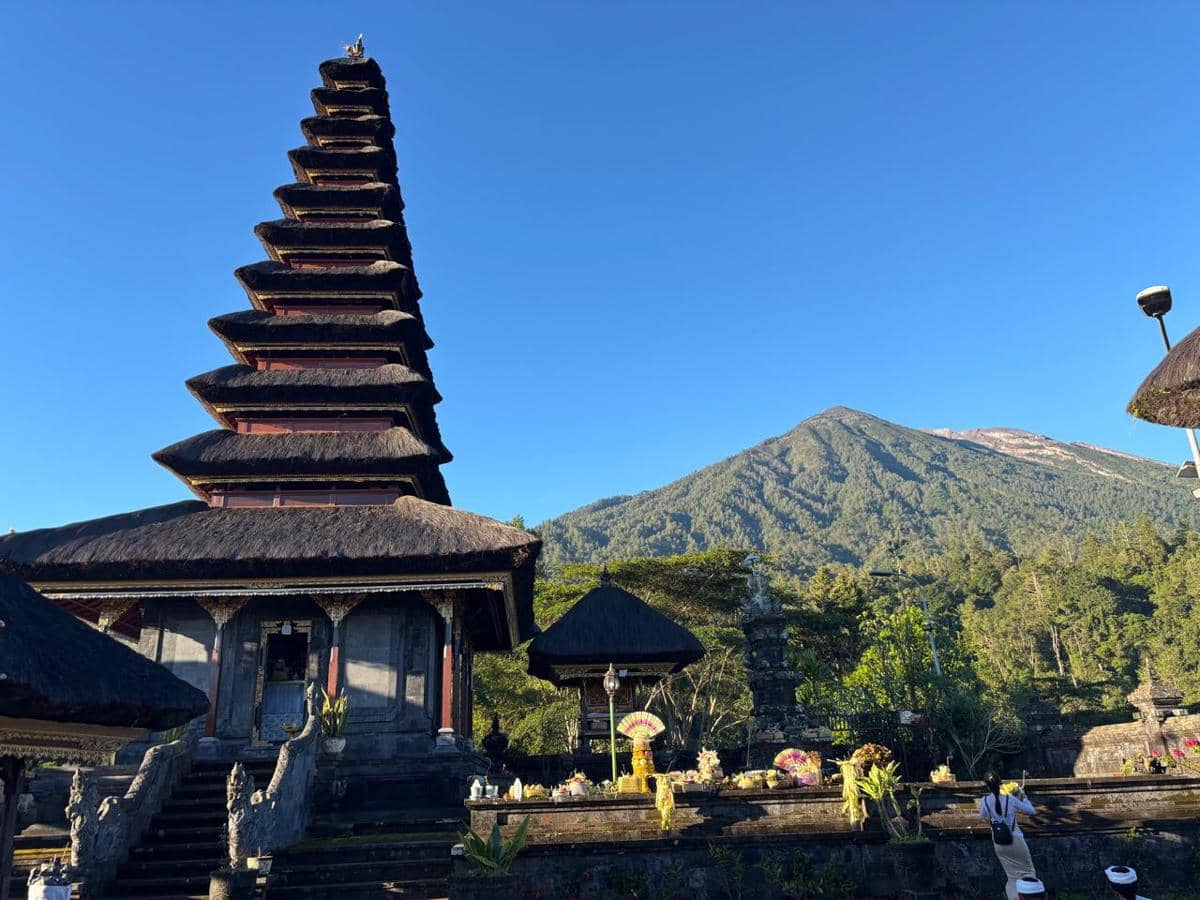 Upacara di Pura Pengubengan, Pendakian Gunung Agung Ditutup Sepekan