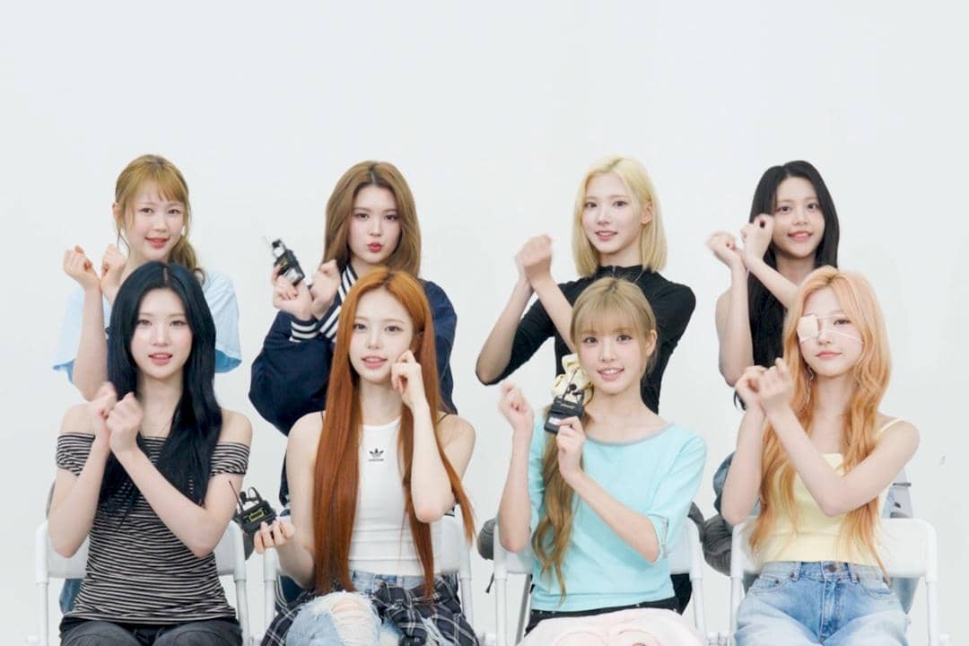 Delapan anggota Hearts2Hearts berpose sambil memegang mikrofon dalam wawancara bersama IDN Times untuk comeback Lemon Tang.