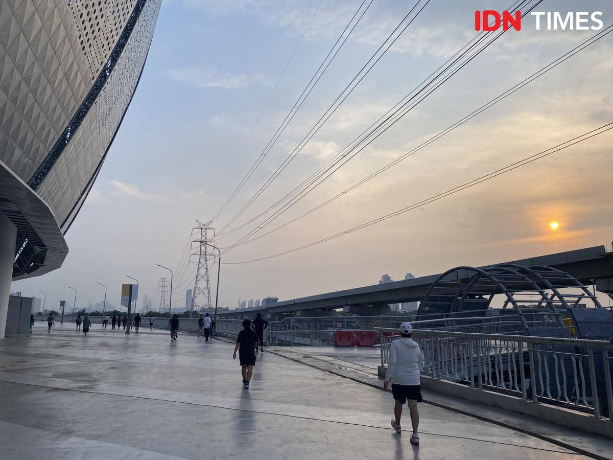 Menjajal Stasiun dan JPO JIS (Jakarta International Stadium) yang baru.