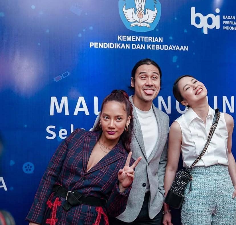 Tiga duta Festival Film Indonesia 2019 berpose ceria di depan backdrop biru bertuliskan Kementerian Pendidikan dan Kebudayaan serta BPI.