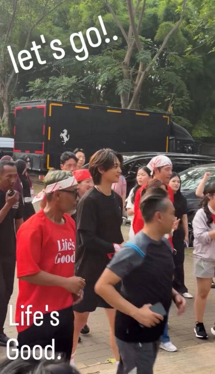 Seorang pria berlari santai bersama peserta lain di area luar ruangan yang rindang di sekitar Gelora Bung Karno, Jakarta.