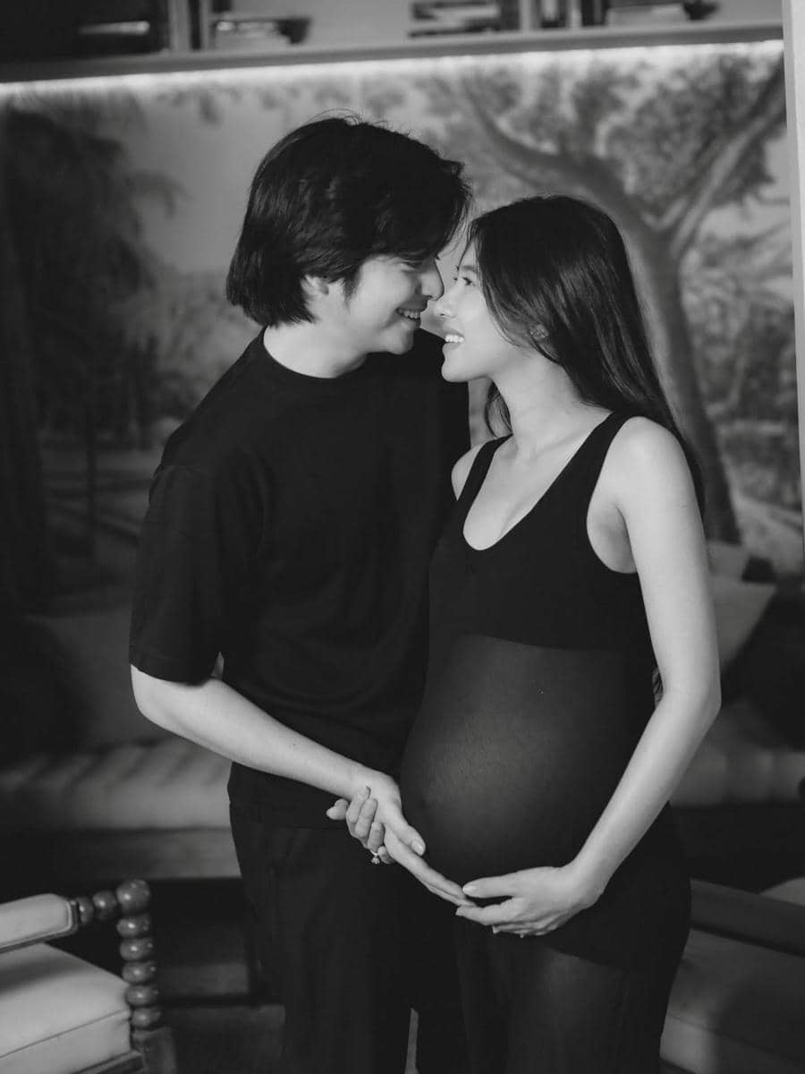 gaya Angga dan Shenina Cinnamon saat maternity shoot