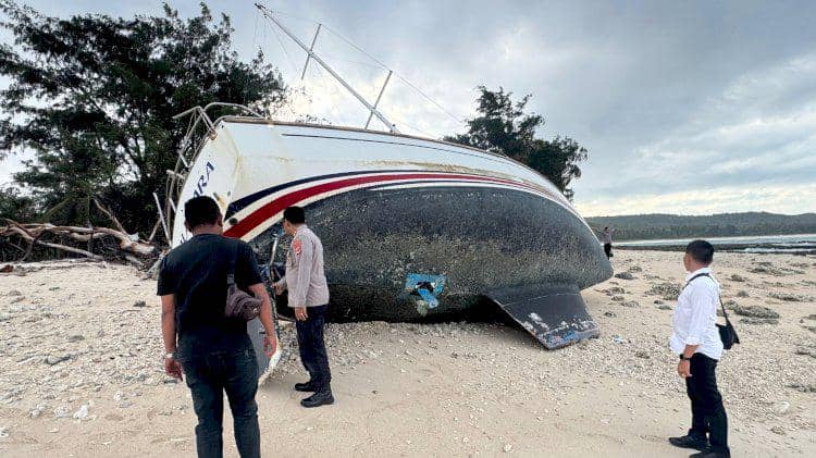Kapal Terdampar Tanpa Kru-Penumpang di Pesisir Rote Masih Misterius