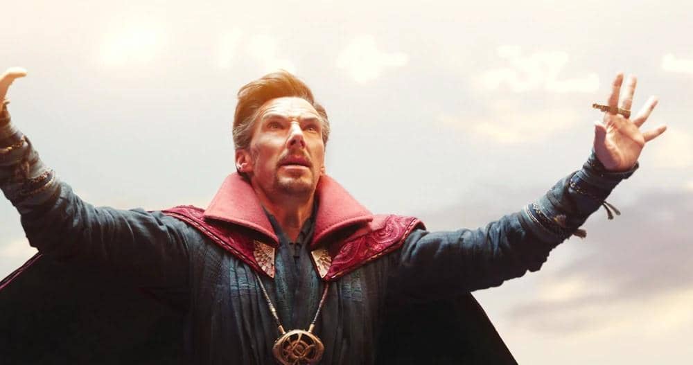 Seorang karakter berjubah merah dan biru mengangkat kedua tangannya ke langit dalam adegan film Spider-Man: No Way Home.