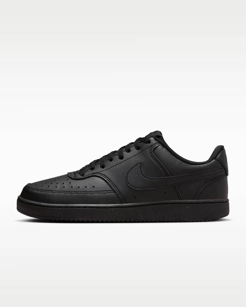 Sepatu Nike Court Vision Low berwarna hitam dengan desain low-cut dan bahan kulit sintetis tampil elegan di latar putih.