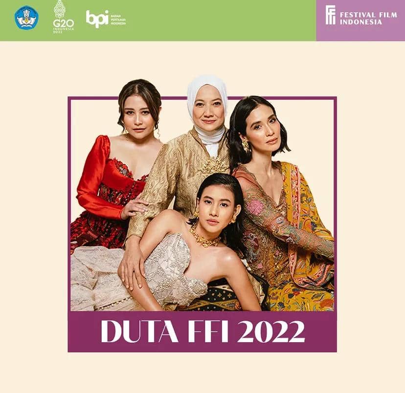 Empat perempuan Duta FFI 2022 berpose anggun mengenakan busana tradisional modern dengan latar desain Festival Film Indonesia.