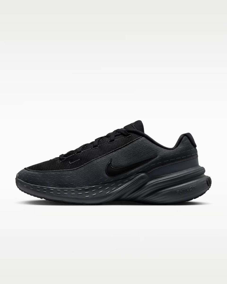 Sepatu lari Nike Uplift SC berwarna hitam dengan desain modern, sol tebal, dan logo swoosh di sisi samping.