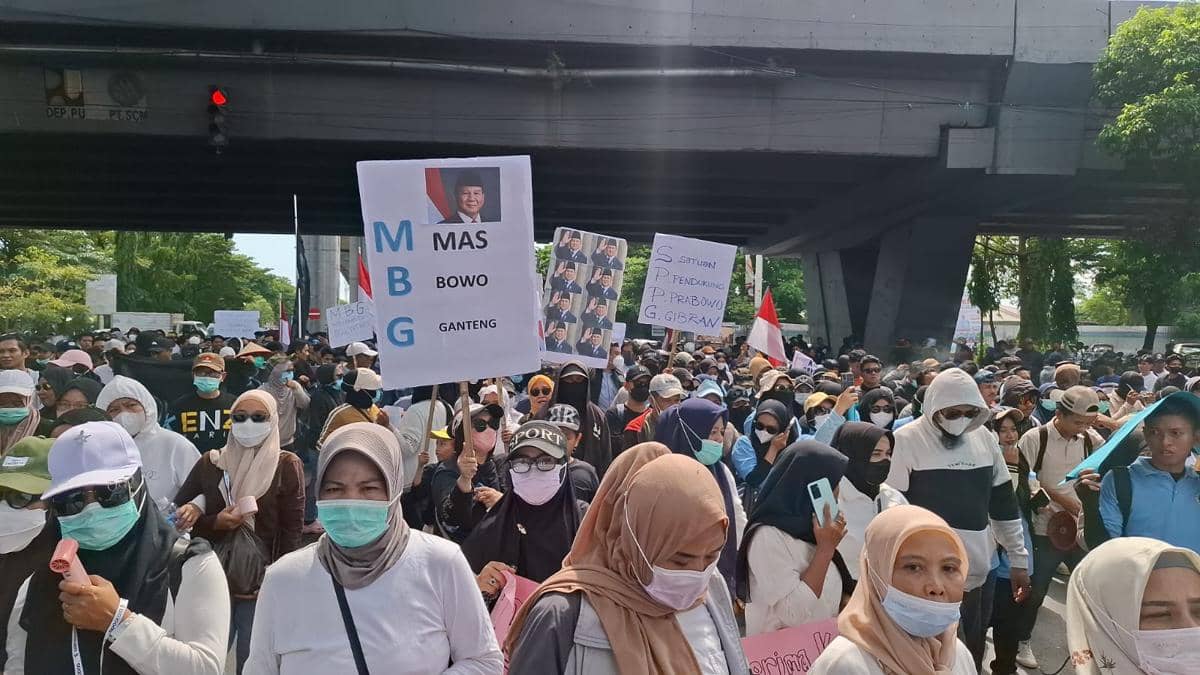Aksi demonstrasi mendukung program Makan Bergizi Gratis di Makassar, Rabu (24/6/2026). (IDN Times/Darsil Yahya)