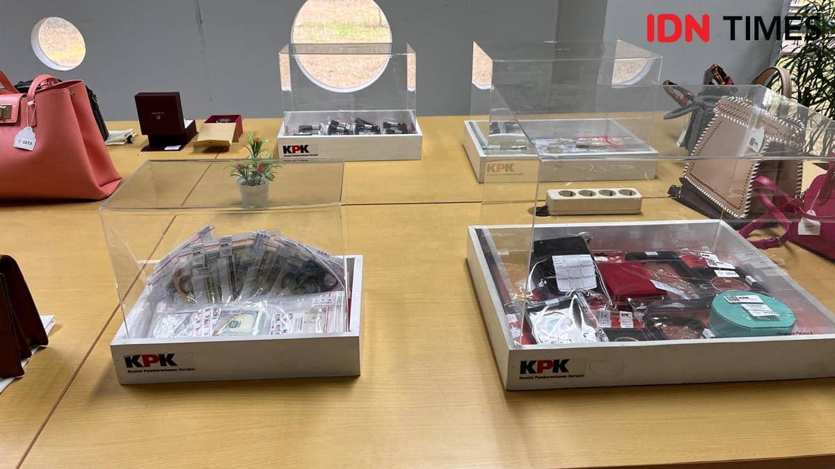 Aset-aset yang disita KPK dari kasus eks Dirut Taspen Antonius Kosasih. (IDN Times/Aryodamar)
