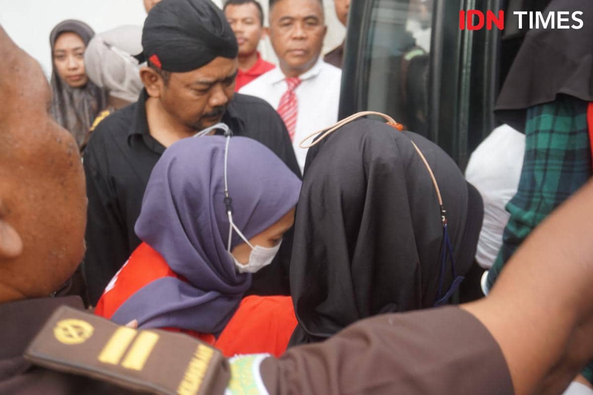 Beberapa tersangka kasus Daycare Little Aresha mengenakan rompi tahanan merah saat dilimpahkan ke Kejaksaan Negeri Yogyakarta.