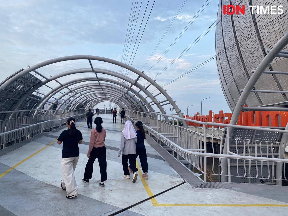 Menjajal Stasiun dan JPO JIS (Jakarta International Stadium) yang baru.