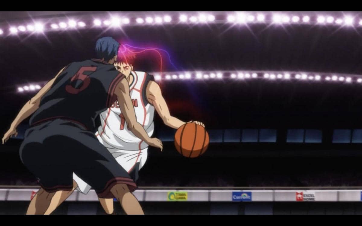 Dua pemain basket anime sedang bertanding sengit di lapangan dengan pencahayaan stadion yang terang dan bola di tangan salah satu pemain.