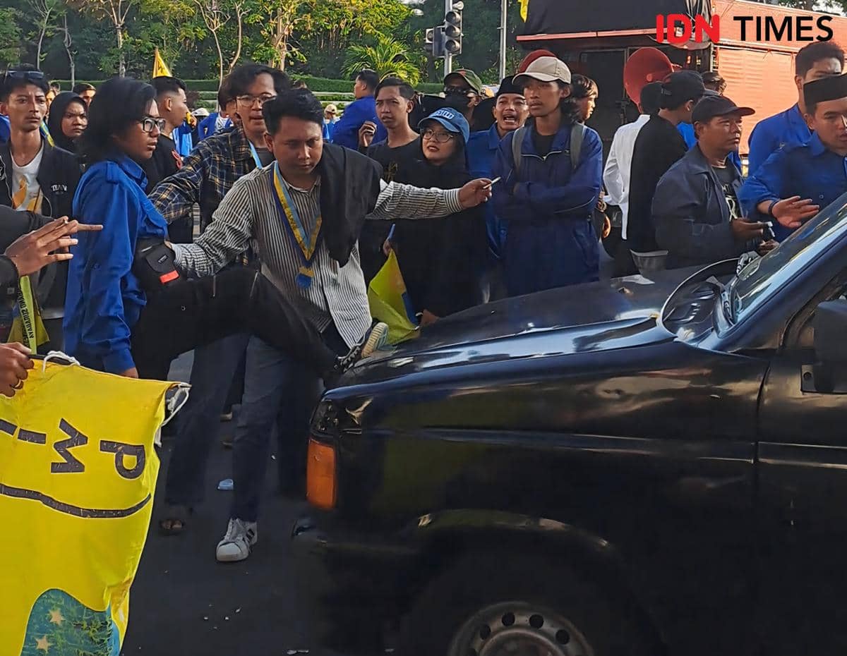 Demo PMII Jatim Memanas, Jalan Pahlawan Diblokade
