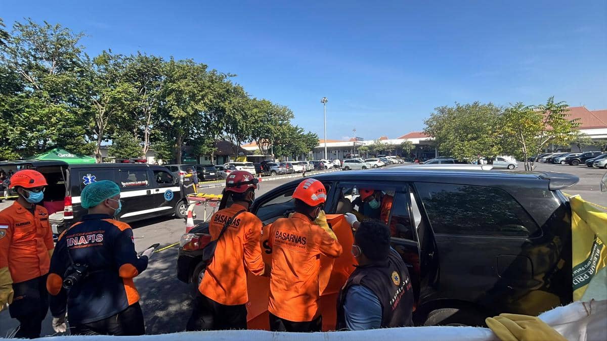 Evakuasi Dramatis Mayat Perempuan dari Mobil di Bandara Juanda