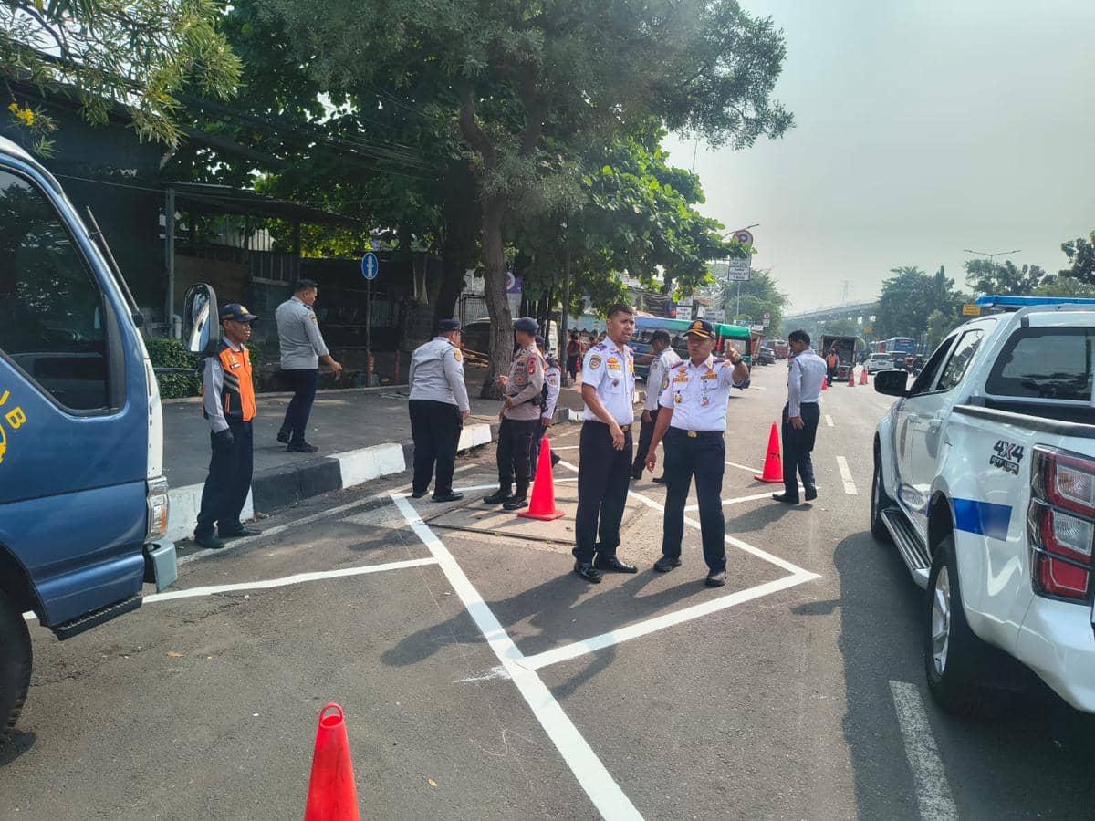 Dishub DKI mengatur Parkir Jalan Mayjen Sutoyo, Cawang. 