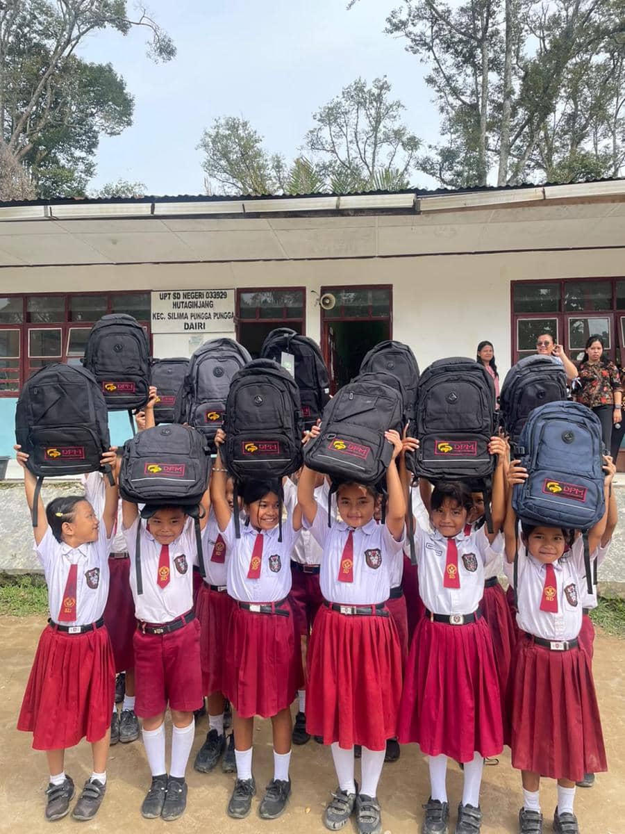 Dairi Prima Mineral Bagikan Tas Sekolah Untuk 132 Siswa Berprestasi