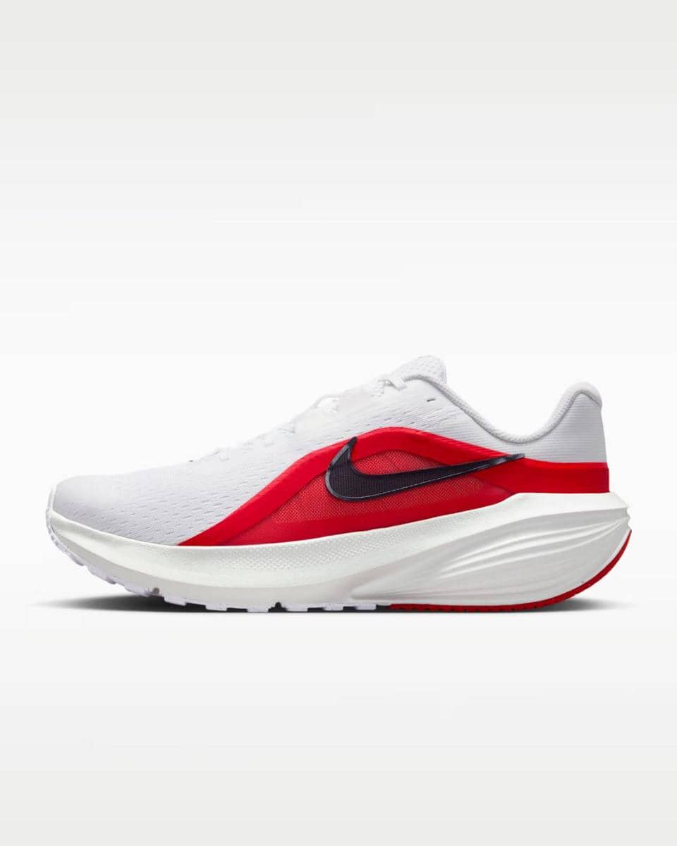 Sepatu lari Nike Downshifter 14 berwarna putih dengan aksen merah dan logo swoosh hitam di sisi samping.
