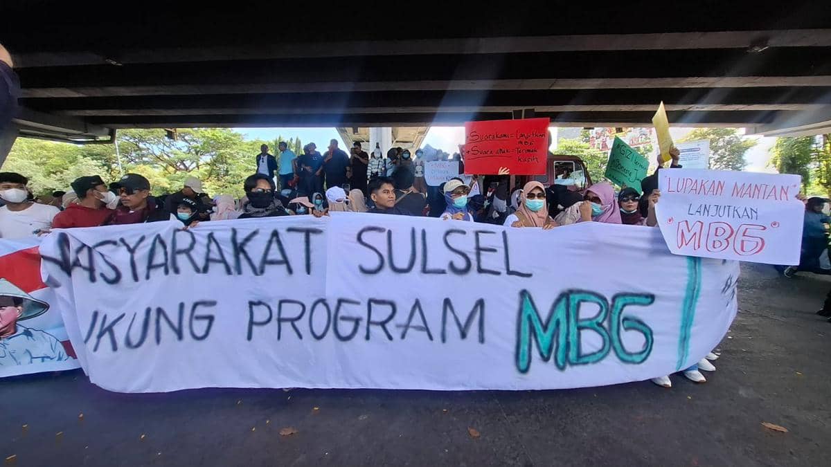 Aksi demonstrasi mendukung program Makan Bergizi Gratis di Makassar, Rabu (24/6/2026). (IDN Times/Darsil Yahya)