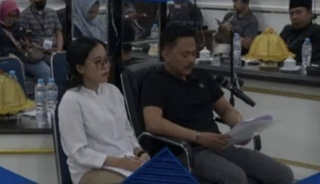 Rizkila Amran (baju putih) saat hadir memberikan kesaksian di hadapan Ketua Pansus Kasim Sila mengenai kronologi pencabutan sepihak Beasiswa