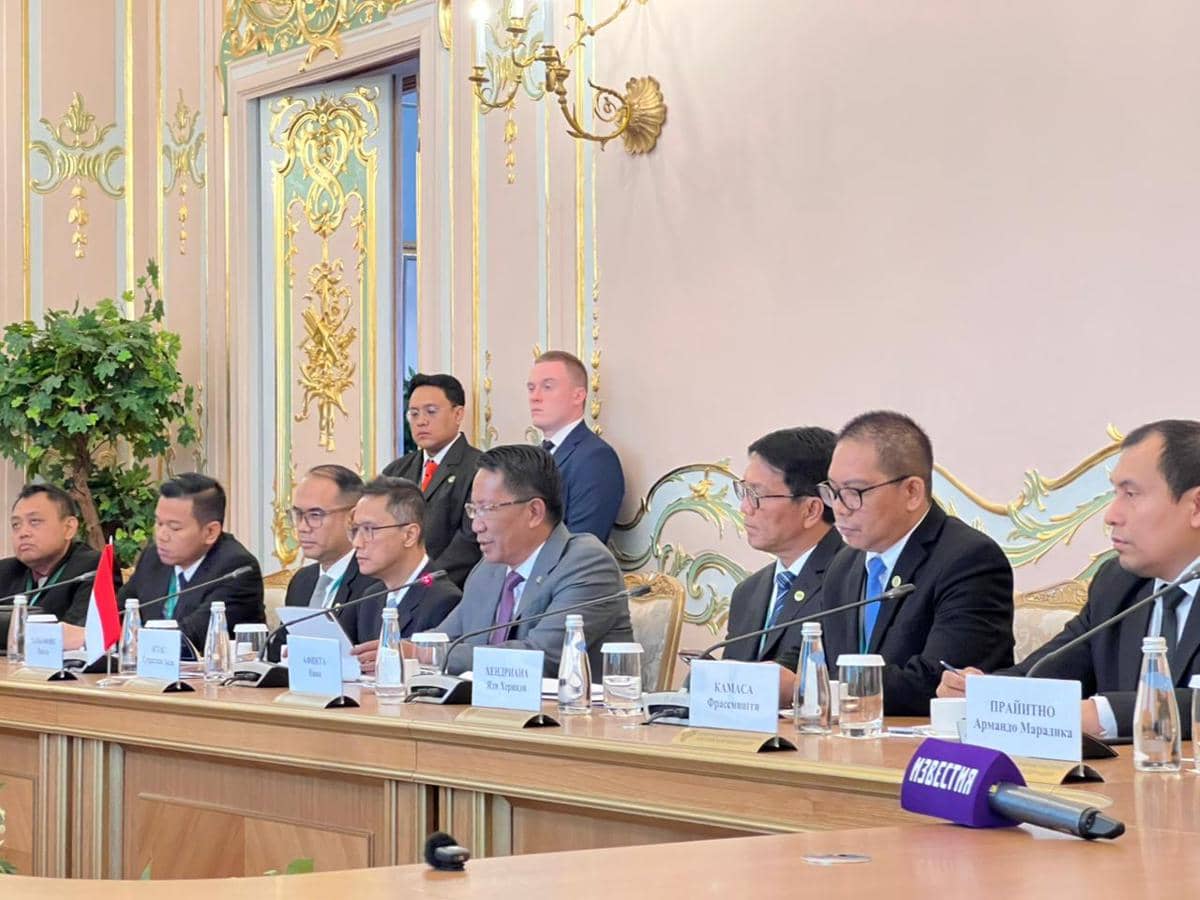 Menteri Hukum RI Supratman Andi Agtas bersama Jaksa Agung Rusia Aleksandr V. Gutsan  di Gedung Kejaksaan Agung, Rusia di St. Petersburg. (Do