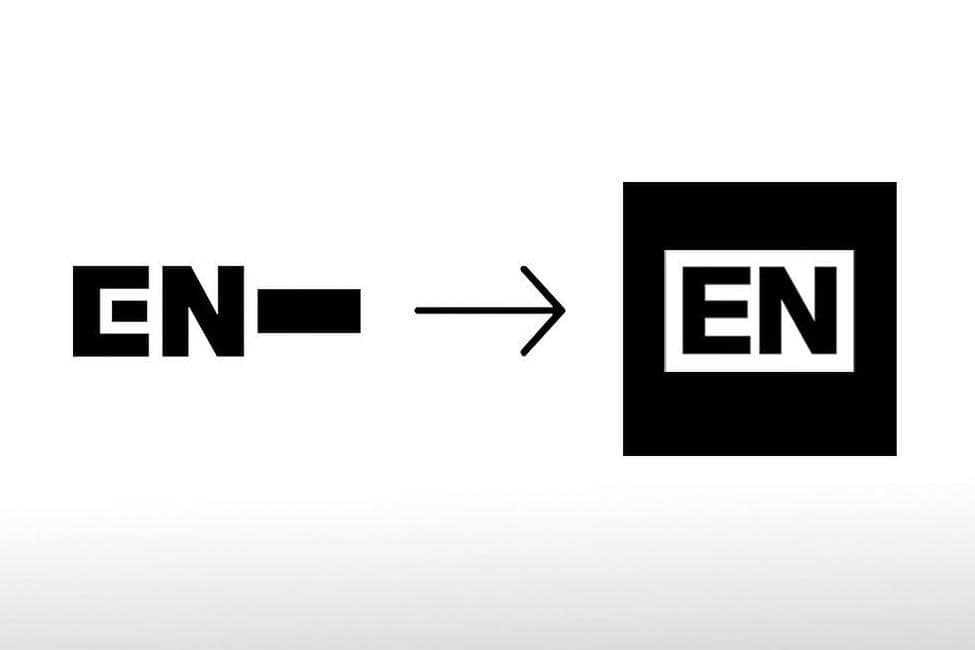 Perbandingan logo lama dan baru ENHYPEN dengan panah menunjukkan perubahan desain dari bentuk horizontal ke kotak hitam.