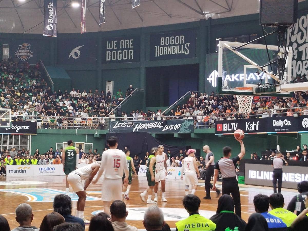 Pertandingan final IBL 2026 antara Pelita Jaya dan Bogor Hornbills berlangsung di arena basket dengan penonton memenuhi tribun.