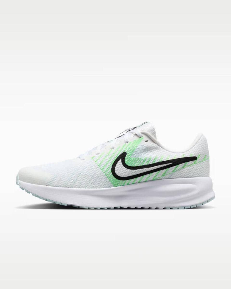 Sepatu lari pria Nike Run Defy berwarna putih dengan aksen hijau muda dan logo swoosh hitam di sisi samping.