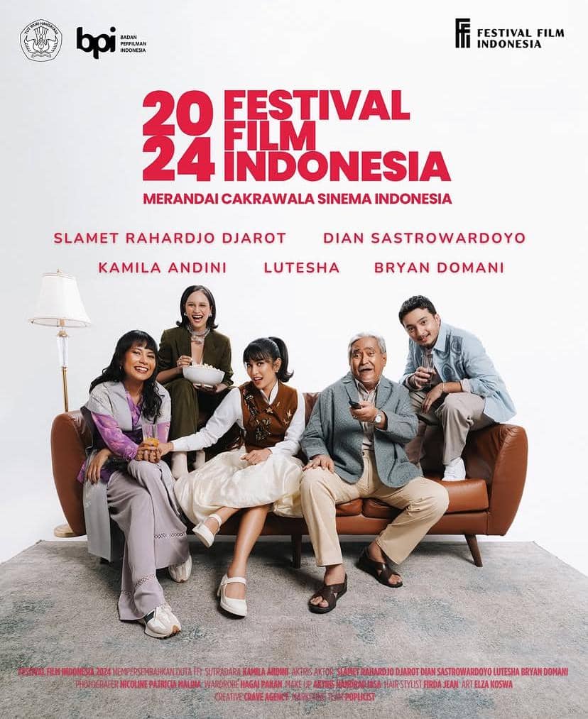 Lima duta Festival Film Indonesia 2024 duduk bersama di sofa dengan latar putih, menampilkan suasana akrab dan ceria.
