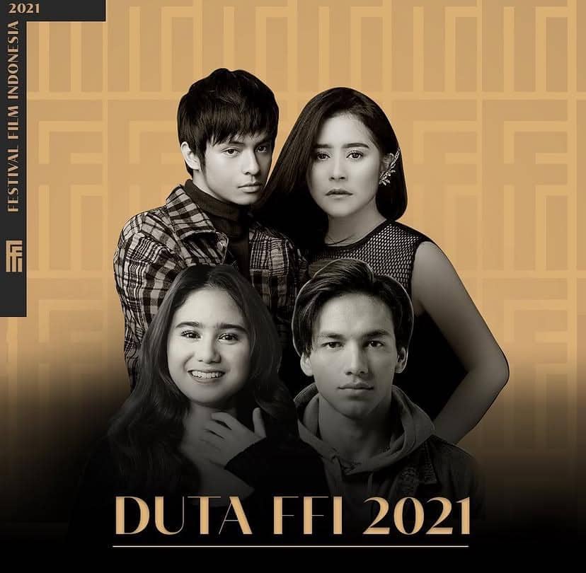 Empat duta Festival Film Indonesia 2021 berpose bersama dalam foto promosi dengan latar berwarna emas dan logo FFI.
