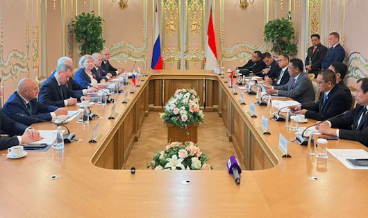 Menteri Hukum RI Supratman Andi Agtas bersama Jaksa Agung Rusia Aleksandr V. Gutsan  di Gedung Kejaksaan Agung, Rusia di St. Petersburg. (Do