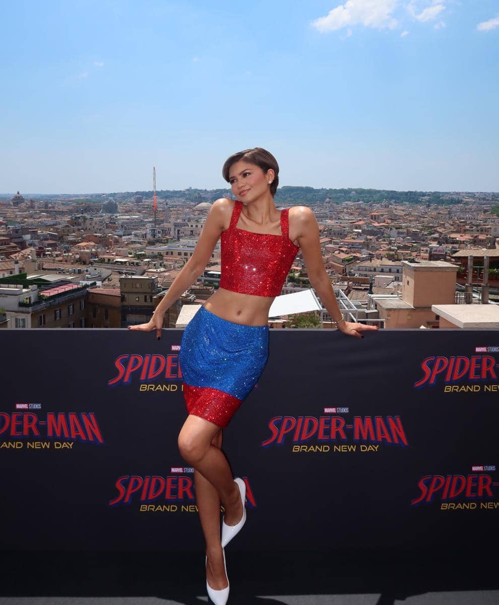 OOTD Zendaya saat tour film Spiderman
