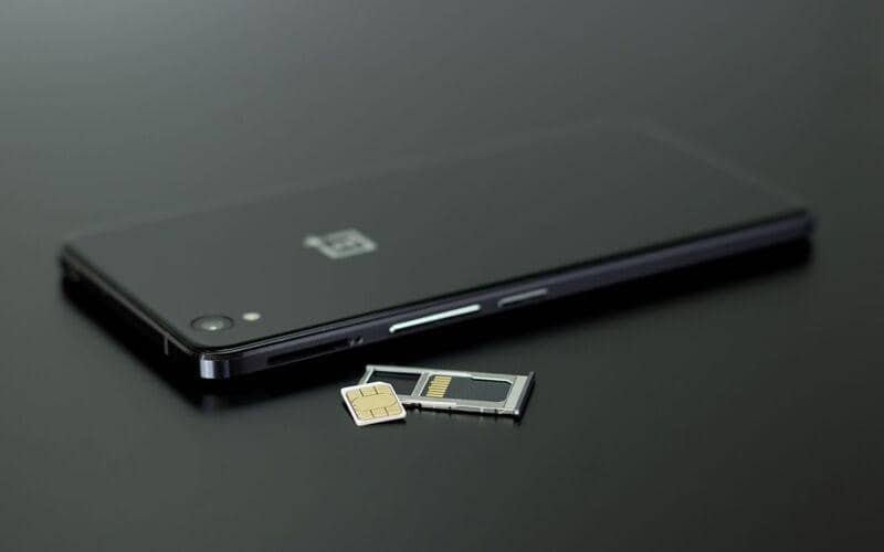 ilustrasi SIM card pada smartphone