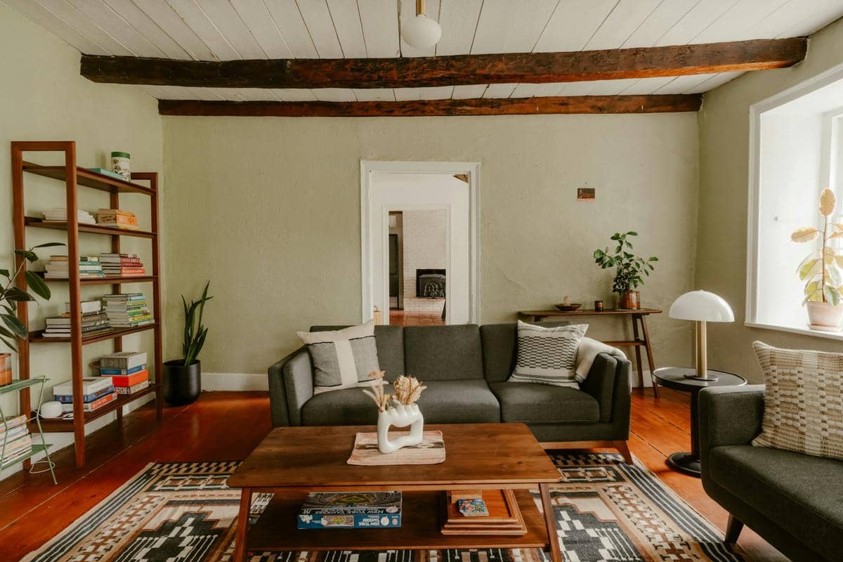 https://unsplash.com/id/foto/ruang-tamu-dengan-sofa-meja-kopi-dan-balok-terbuka-hjNTscPXJTg