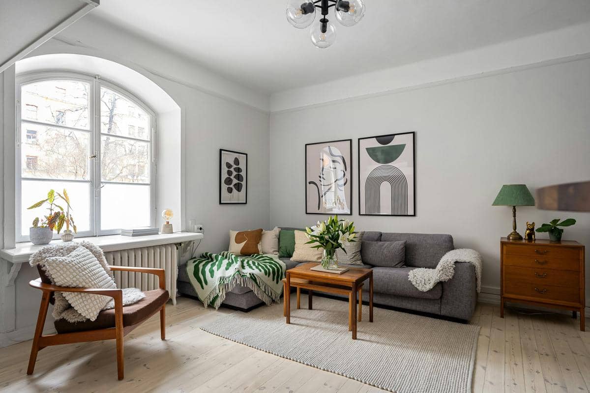 https://unsplash.com/id/foto/ruang-tamu-yang-dipenuhi-dengan-furnitur-dan-jendela-besar-FY-ZmRHPeLw