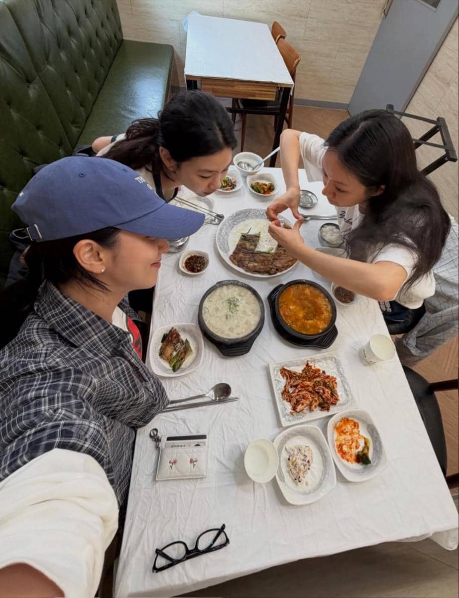 potret Jisoo BLACKPINK main bareng Hyeri dan Jung Ho Yeon