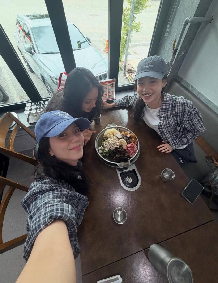 potret Jisoo BLACKPINK main bareng Hyeri dan Jung Ho Yeon