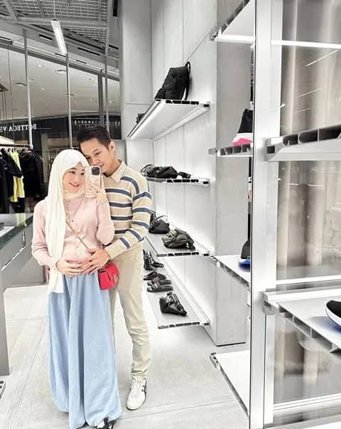 Umumkan Cerai, 7 Potret Kebersamaan Larissa Chou dan Ikram Rosadi | IDN ...