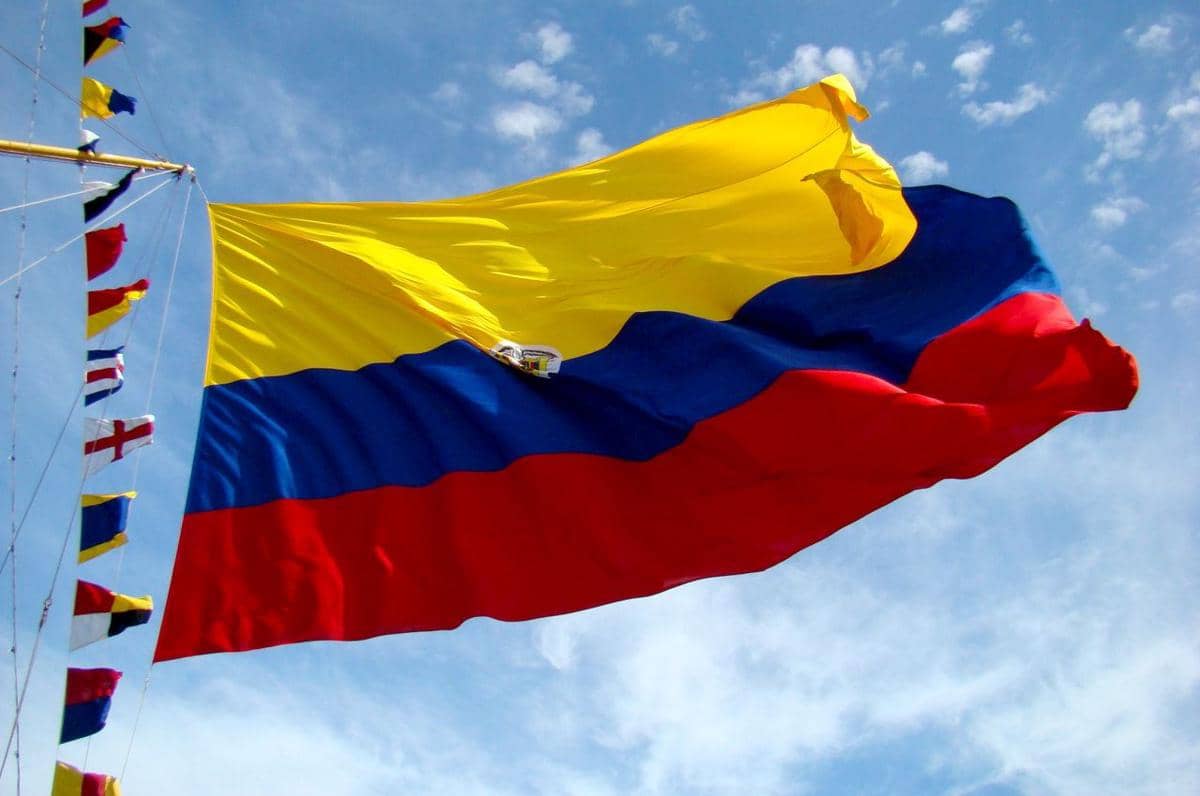 Bendera Kolombia sedang berkibar.