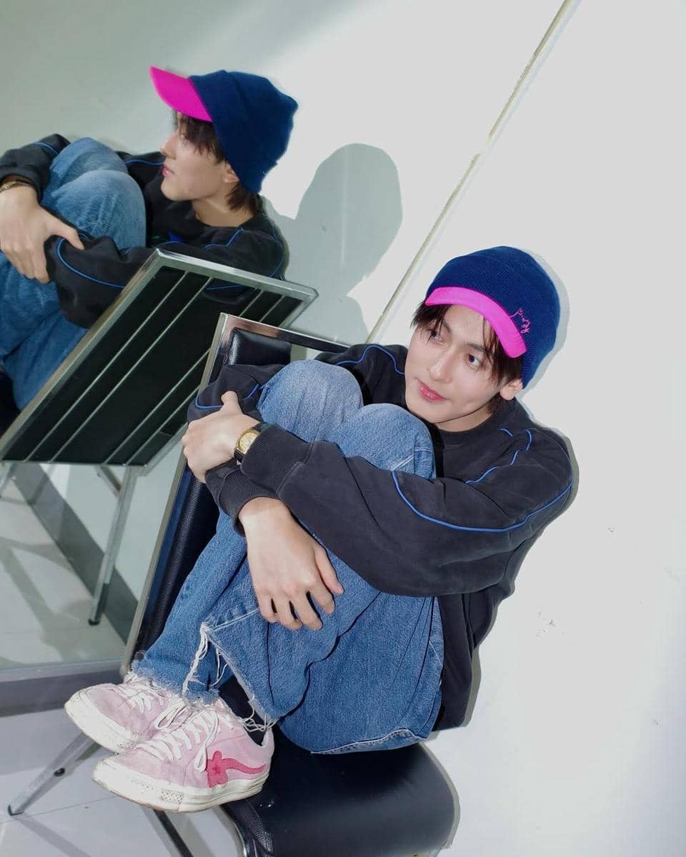 Outfit Pakai Sneakers ala Gorn Proxie 