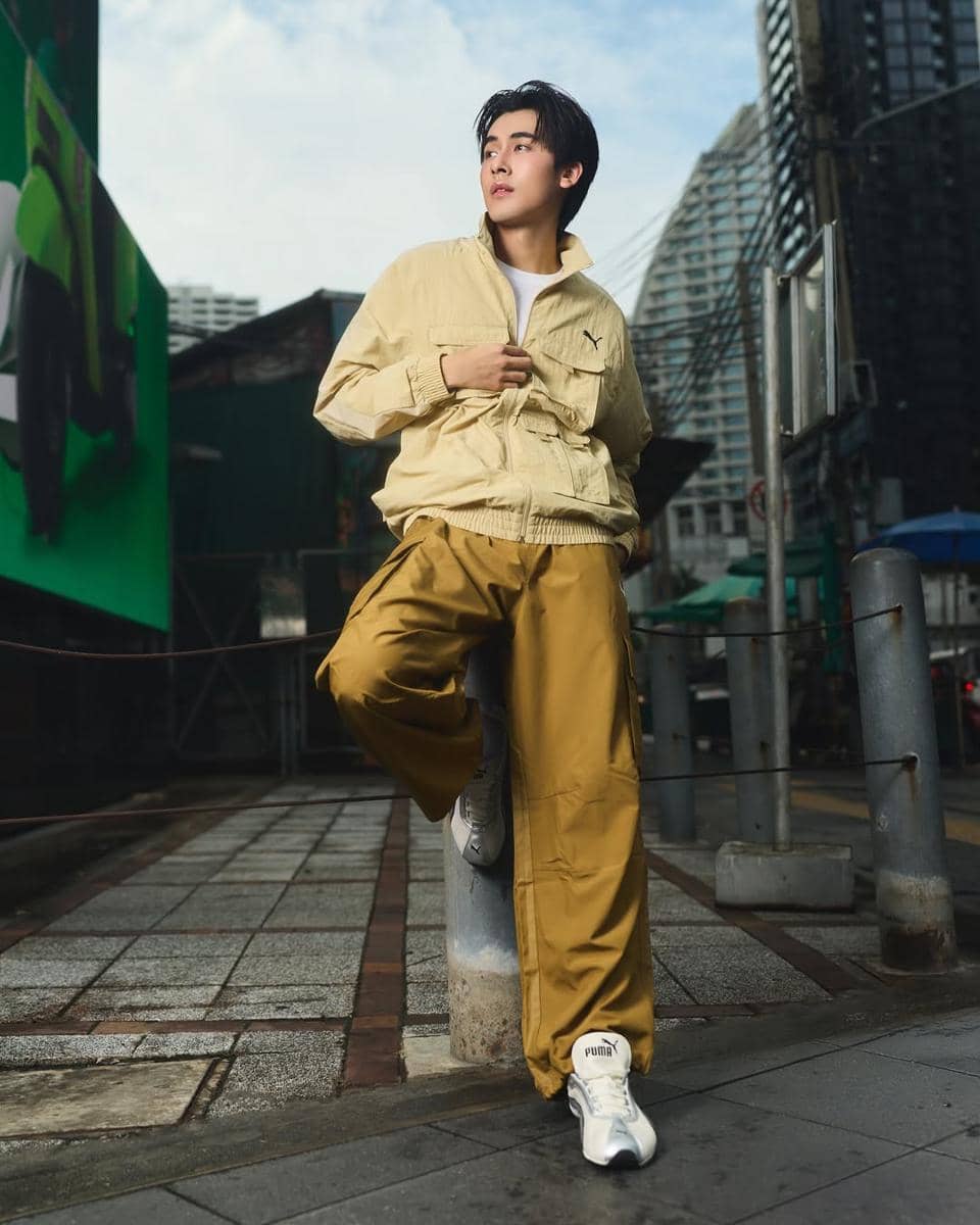 Gaya Pakai Sneakers ala Gorn Proxie
