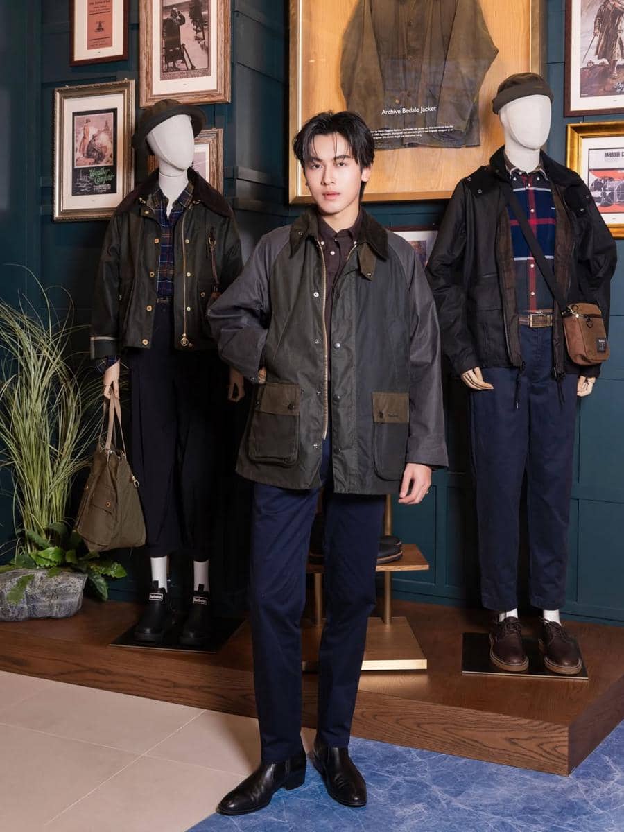 Outfit Pakai Sepatu Hitam ala Gorn PROXIE