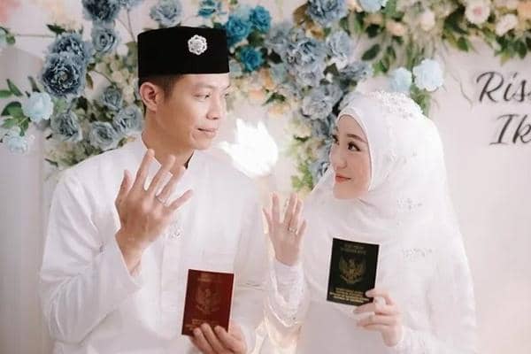 Umumkan Cerai, 7 Potret Kebersamaan Larissa Chou dan Ikram Rosadi