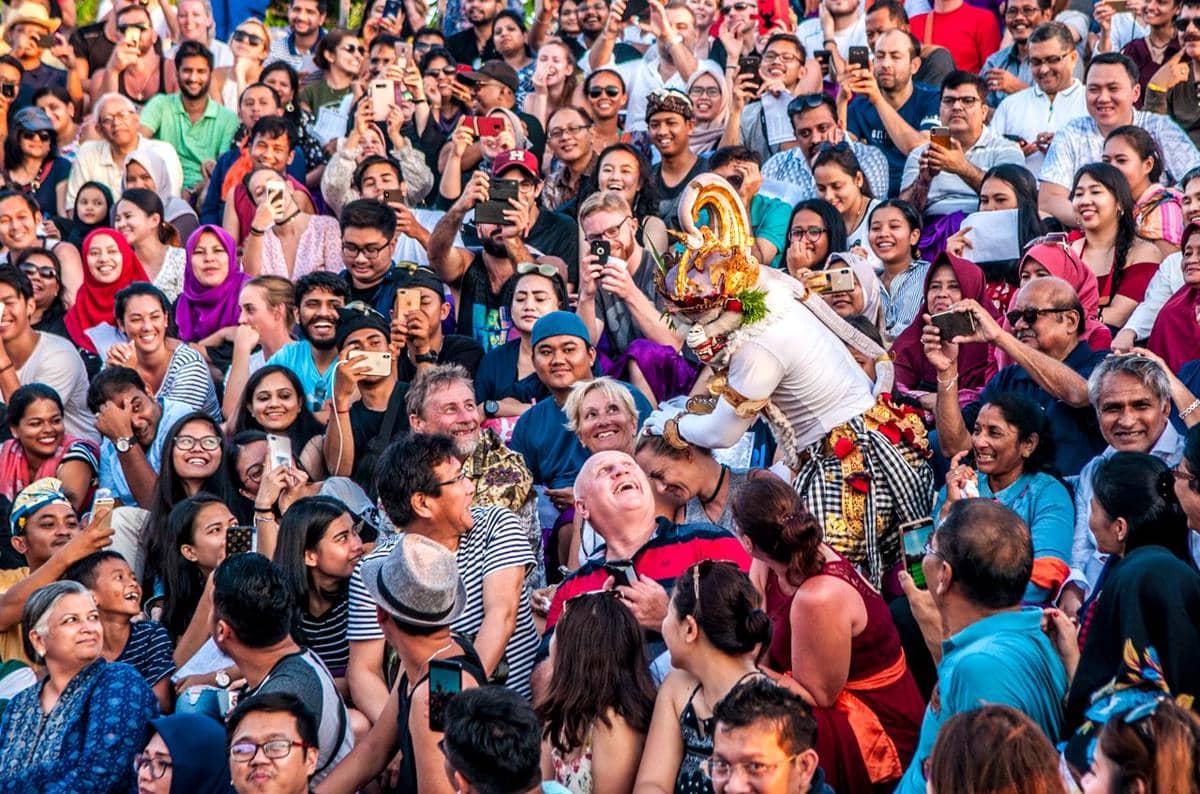 ilustrasi budaya Bali, Indonesia, turis, wisatawan, crowd
