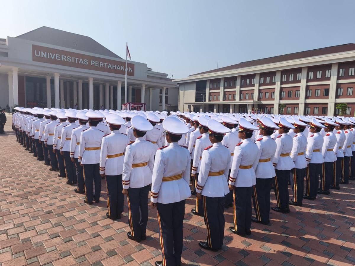 Mahasiswa/i Unhan memakai atribut seragam