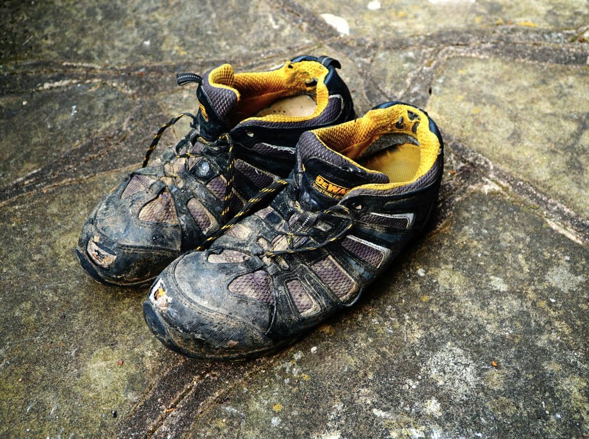 6 Ciri-Ciri Sepatu Sudah Tidak Layak Pakai, Jangan Dipaksain!