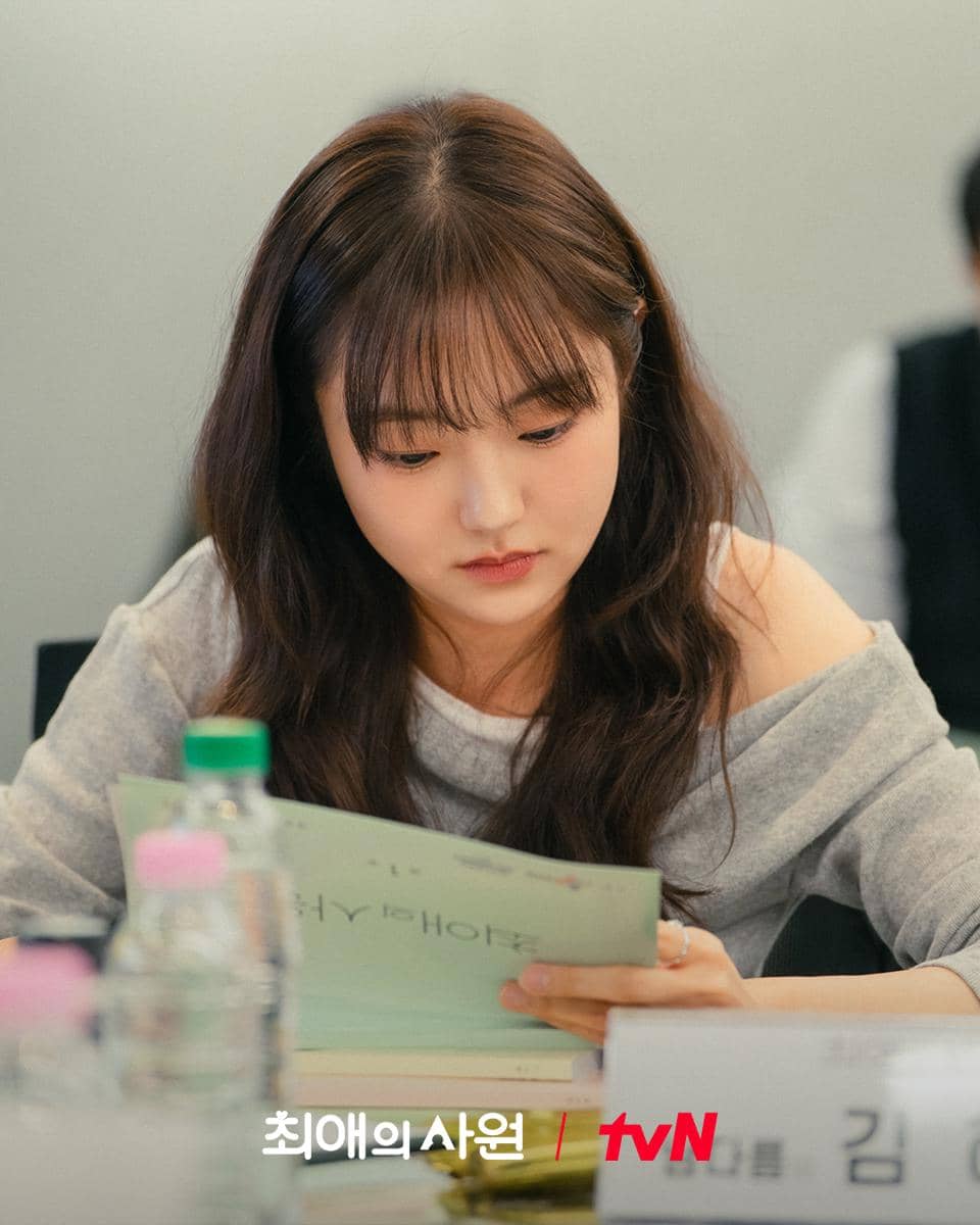 Seorang aktris sedang membaca naskah saat sesi pembacaan skrip drama My Bias, My Boss produksi tvN.