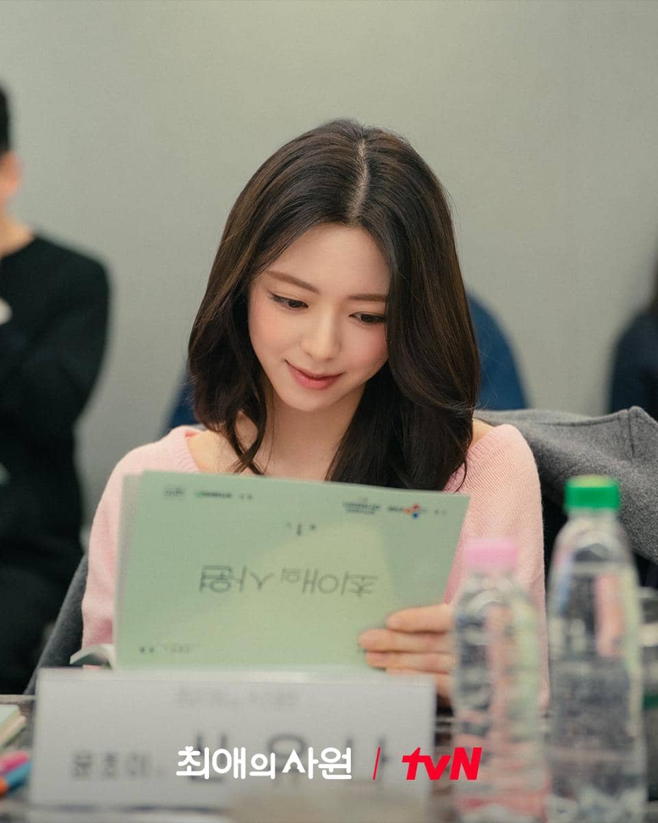 Seorang aktris membaca naskah di meja saat sesi pembacaan naskah drama My Bias, My Boss produksi tvN.