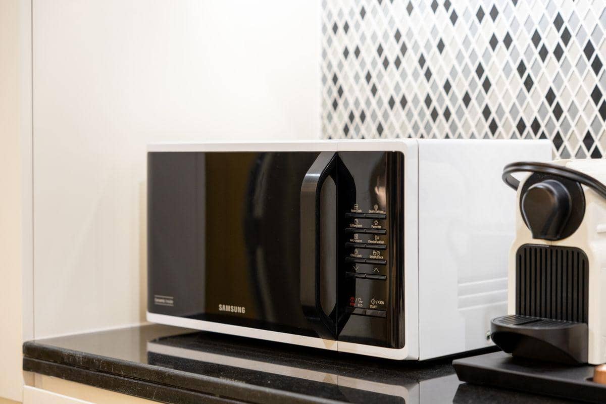 5 Jenis Wadah yang Gak Boleh Dipanaskan di Microwave, Bahaya!