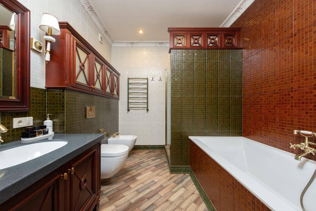 ilustrasi keramik kamar mandi warna motif kayu