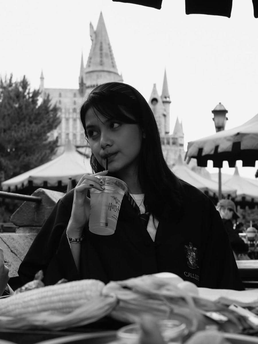 Callista Arum berjubah penyihir di Universal Studio Jepang